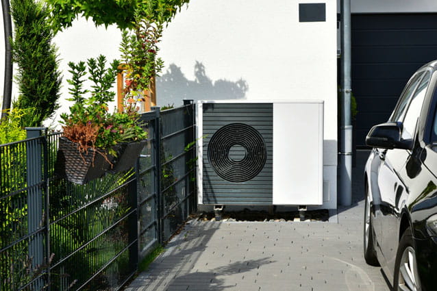 Condensador del aire acondicionado por aerotermia situado en una zona exterior