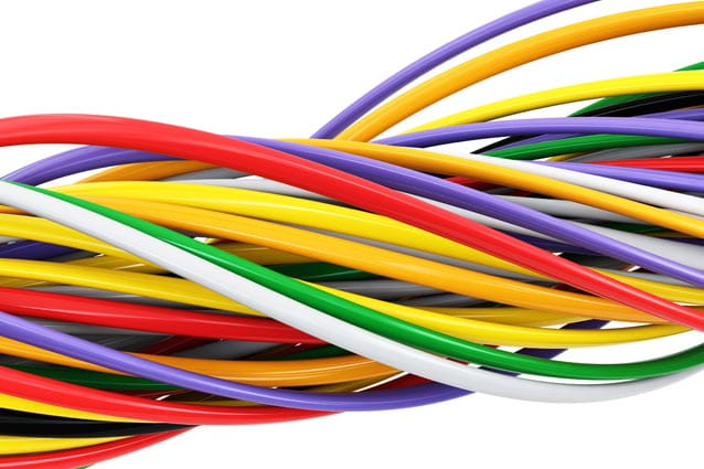 Diferentes colores de cables de un enchufe desmontado